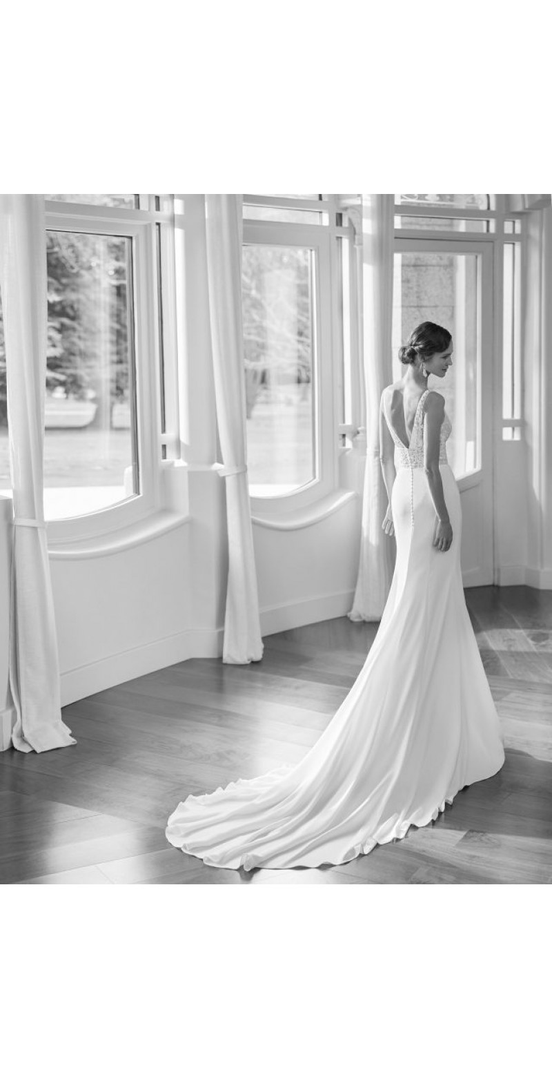 Zarif İncelik: Altı Krep Kumaşlı Balık Kuyruklu Gelinlik