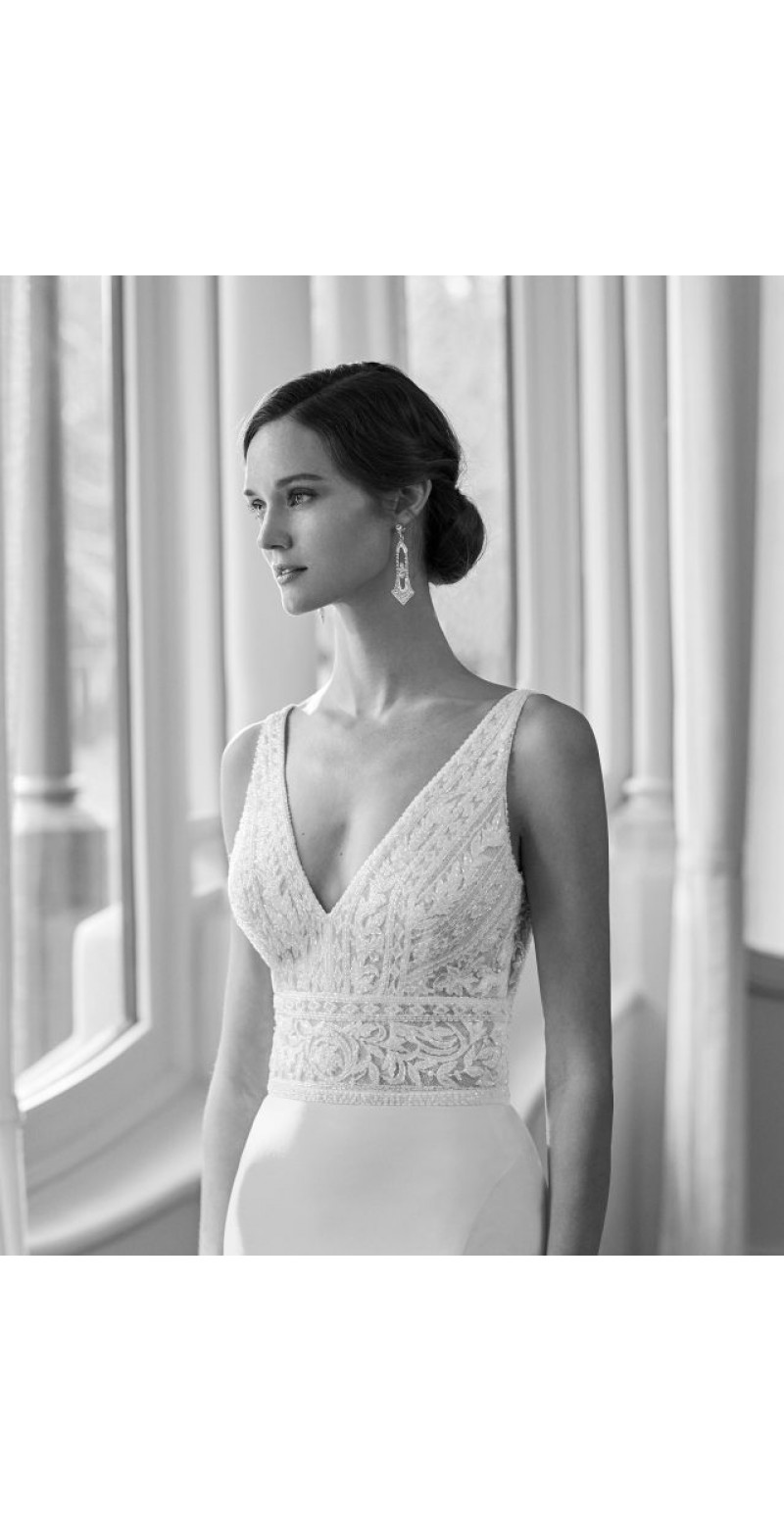 Zarif İncelik: Altı Krep Kumaşlı Balık Kuyruklu Gelinlik